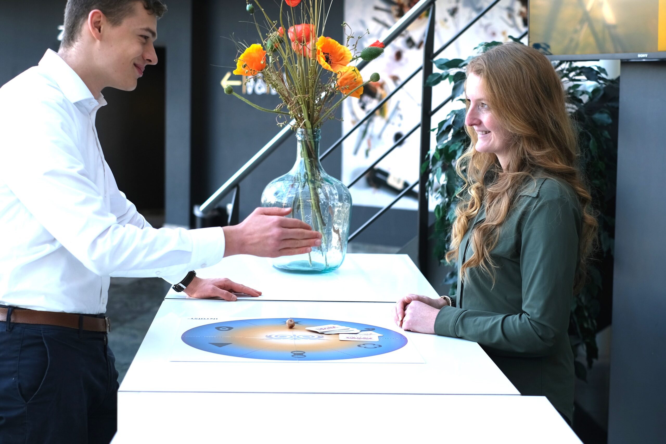 Twee deelnemers met het Intuïst spelbord